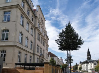 Versöhnungskirche und Zigarette